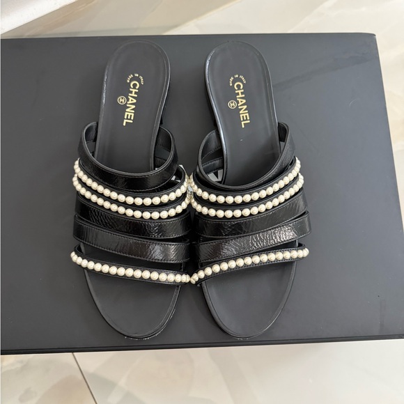 Chanel Black Sandals with Pearl Accents - Picture 4 of 4